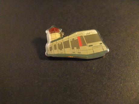 Trein langs het Schlossturm in de Altstadt van Düsseldorf